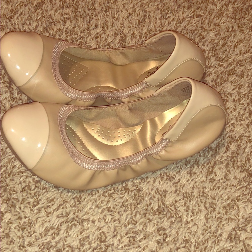 LIKE NEW nude Dexflex Comfort flats